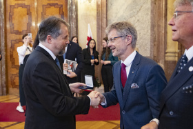 U příležitosti Světového dne Červeného kříže byl oceněn také český Senát